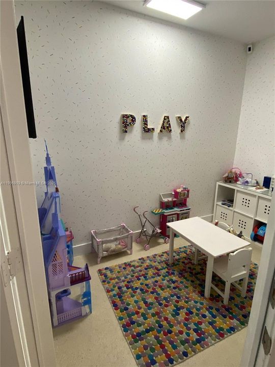 Под контрактом: $599,999 (3 спален, 2 ванн, 1692 Квадратных фут)