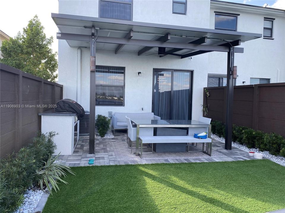 Под контрактом: $599,999 (3 спален, 2 ванн, 1692 Квадратных фут)