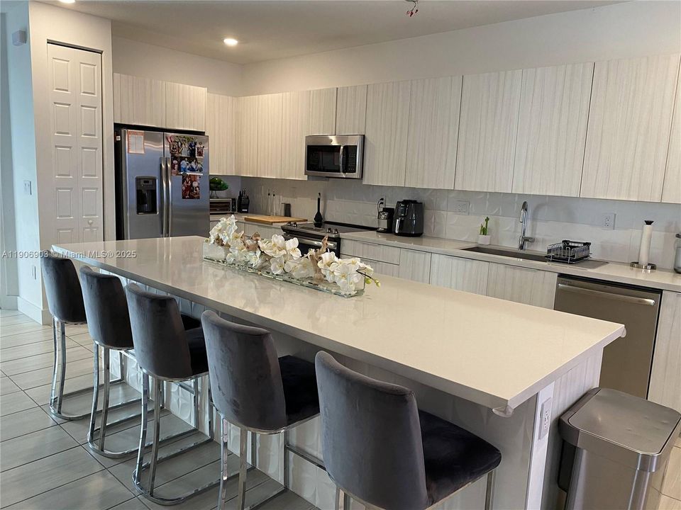 Под контрактом: $599,999 (3 спален, 2 ванн, 1692 Квадратных фут)