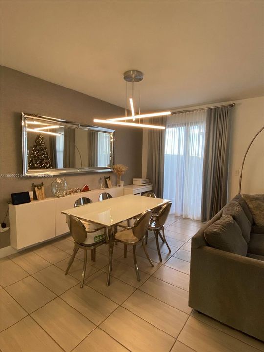 Под контрактом: $599,999 (3 спален, 2 ванн, 1692 Квадратных фут)