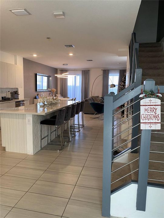 Под контрактом: $599,999 (3 спален, 2 ванн, 1692 Квадратных фут)