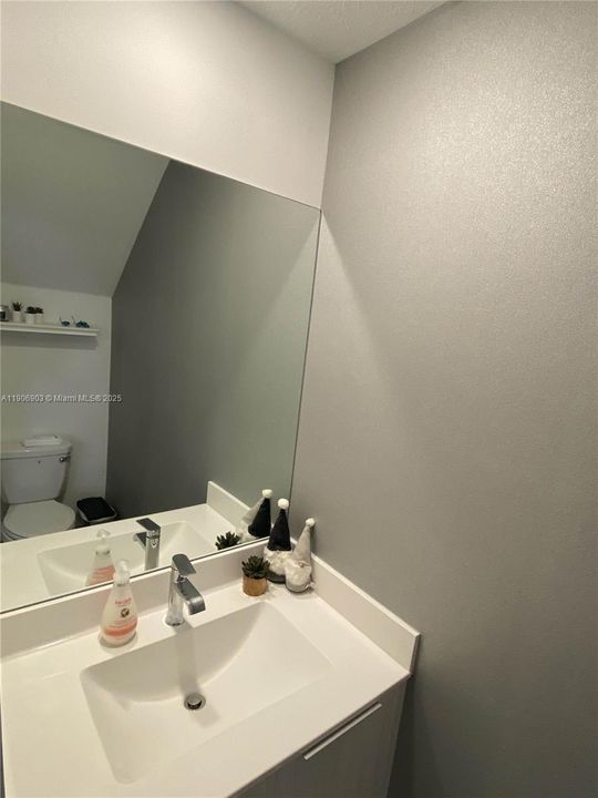 Под контрактом: $599,999 (3 спален, 2 ванн, 1692 Квадратных фут)