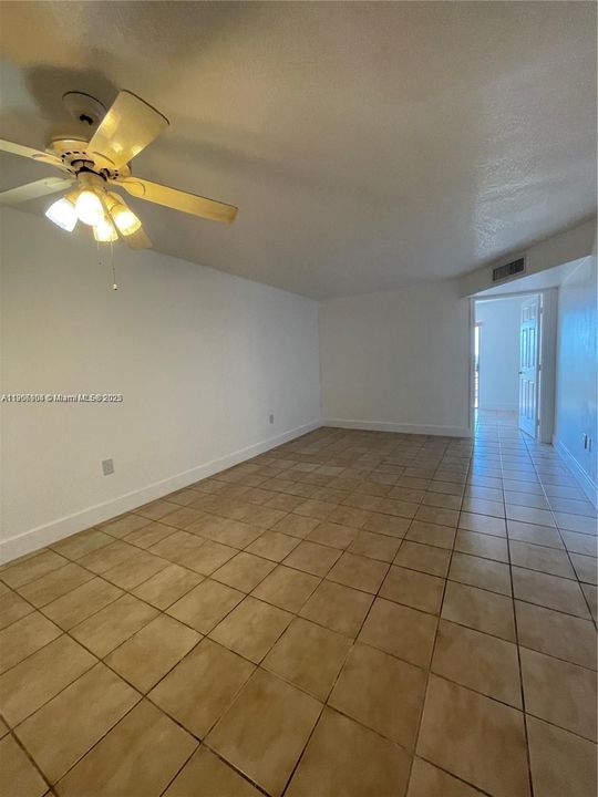 For Rent: $1,950 (1 beds, 1 baths, 915 Square Feet)