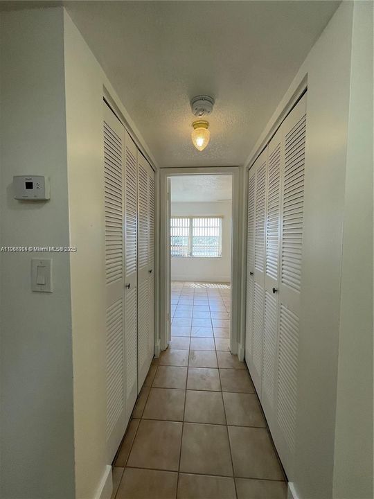 For Rent: $1,950 (1 beds, 1 baths, 915 Square Feet)
