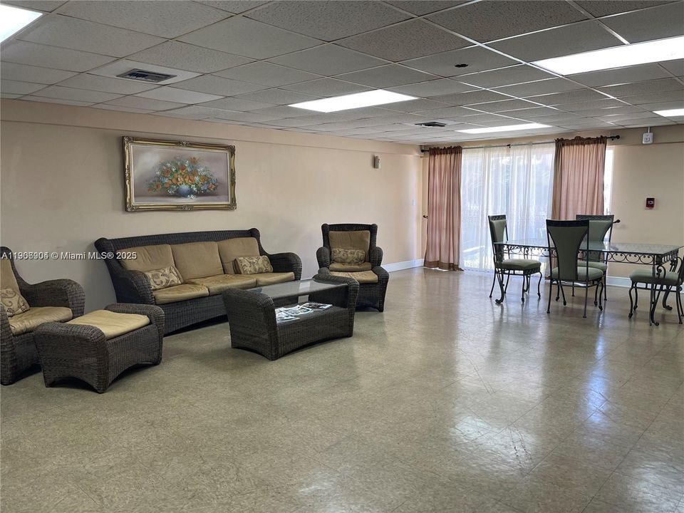 For Rent: $1,950 (1 beds, 1 baths, 915 Square Feet)