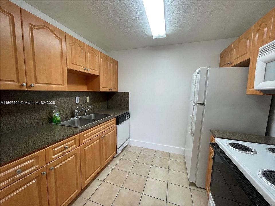 For Rent: $1,950 (1 beds, 1 baths, 915 Square Feet)