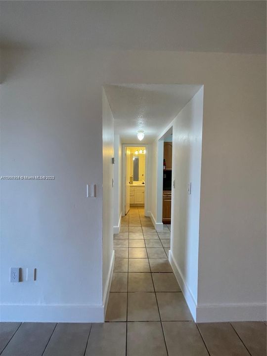For Rent: $1,950 (1 beds, 1 baths, 915 Square Feet)