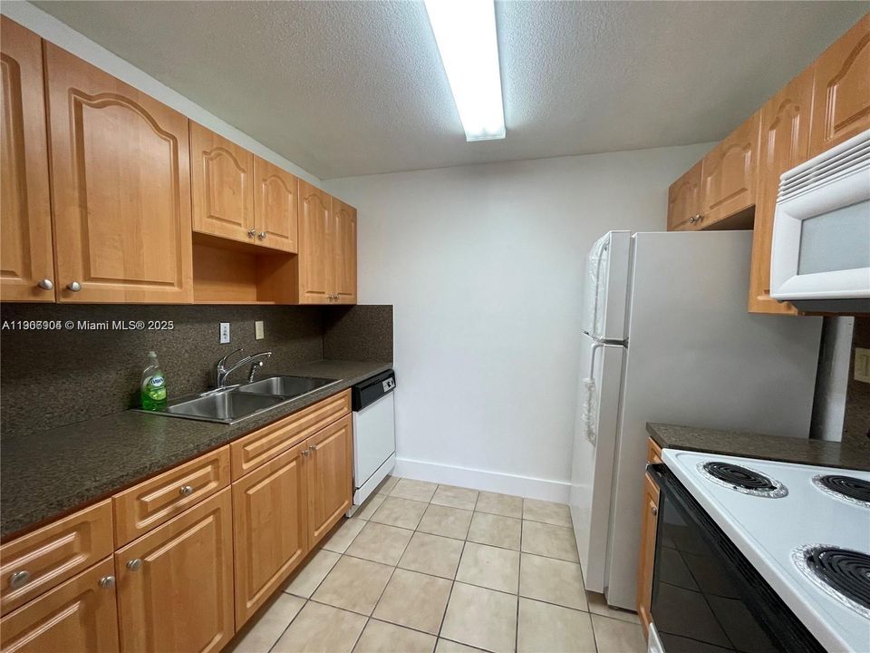 For Rent: $1,950 (1 beds, 1 baths, 915 Square Feet)