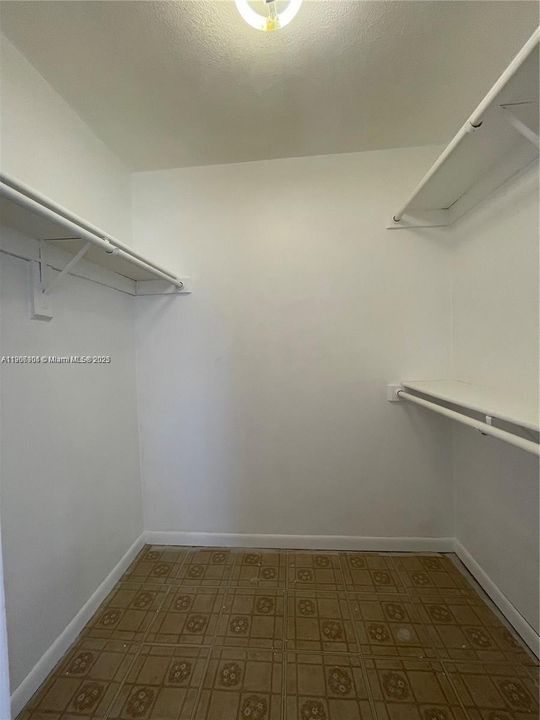 For Rent: $1,950 (1 beds, 1 baths, 915 Square Feet)
