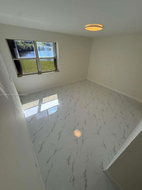 For Sale: $299,000 (2 beds, 2 baths, 1037 Square Feet)