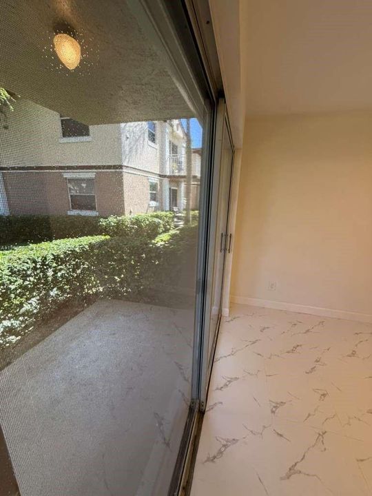 For Sale: $299,000 (2 beds, 2 baths, 1037 Square Feet)