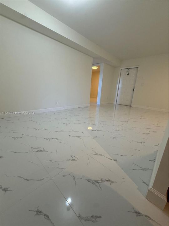 For Sale: $299,000 (2 beds, 2 baths, 1037 Square Feet)