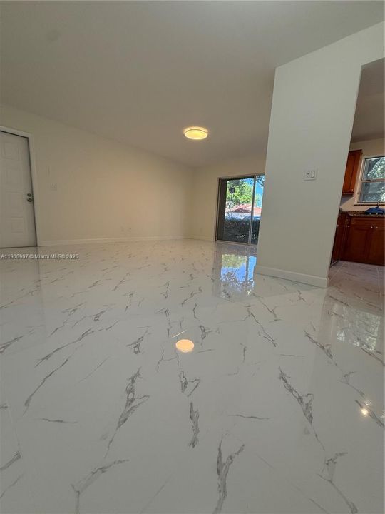 For Sale: $299,000 (2 beds, 2 baths, 1037 Square Feet)