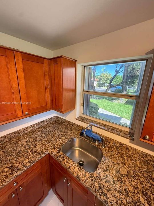 For Sale: $299,000 (2 beds, 2 baths, 1037 Square Feet)