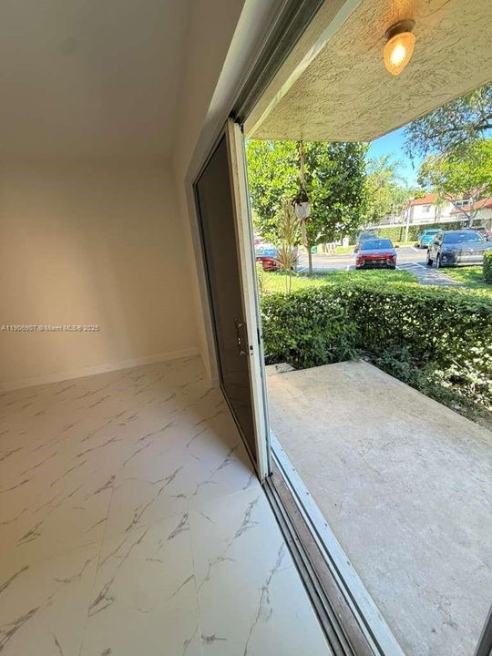 For Sale: $299,000 (2 beds, 2 baths, 1037 Square Feet)