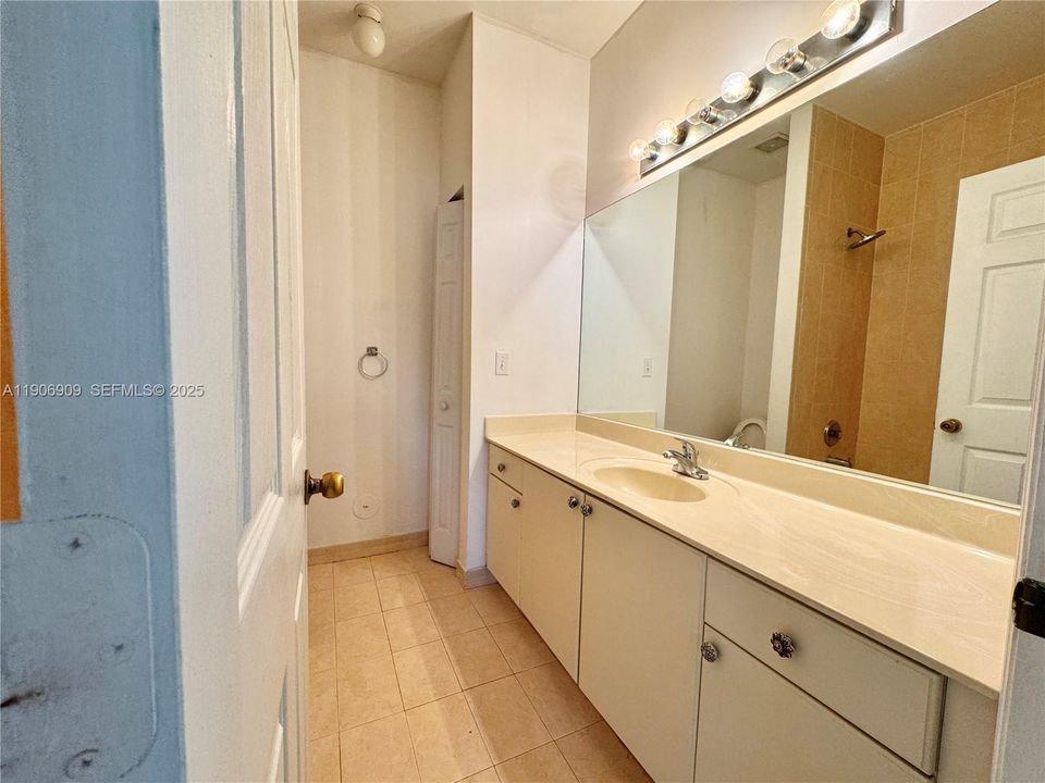 For Rent: $1,850 (2 beds, 2 baths, 1048 Square Feet)