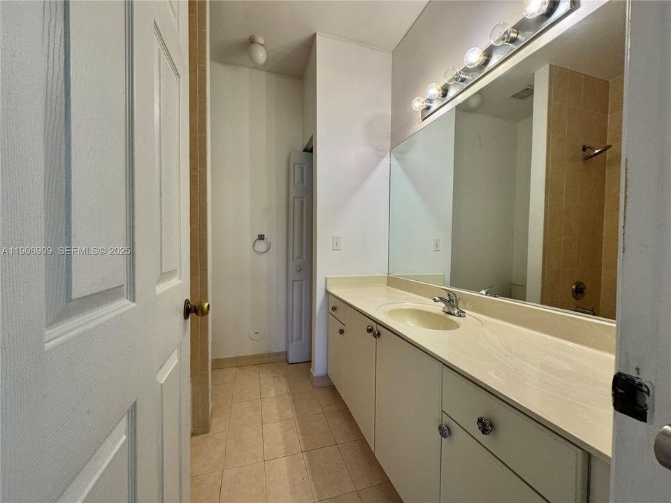 For Rent: $1,850 (2 beds, 2 baths, 1048 Square Feet)