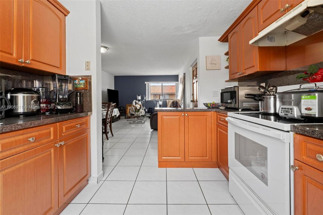 Active With Contract: $2,100 (2 beds, 2 baths, 755 Square Feet)