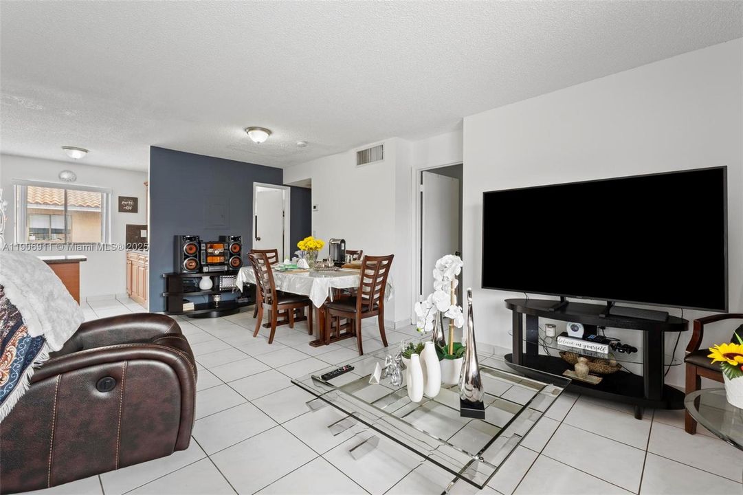 Active With Contract: $2,100 (2 beds, 2 baths, 755 Square Feet)