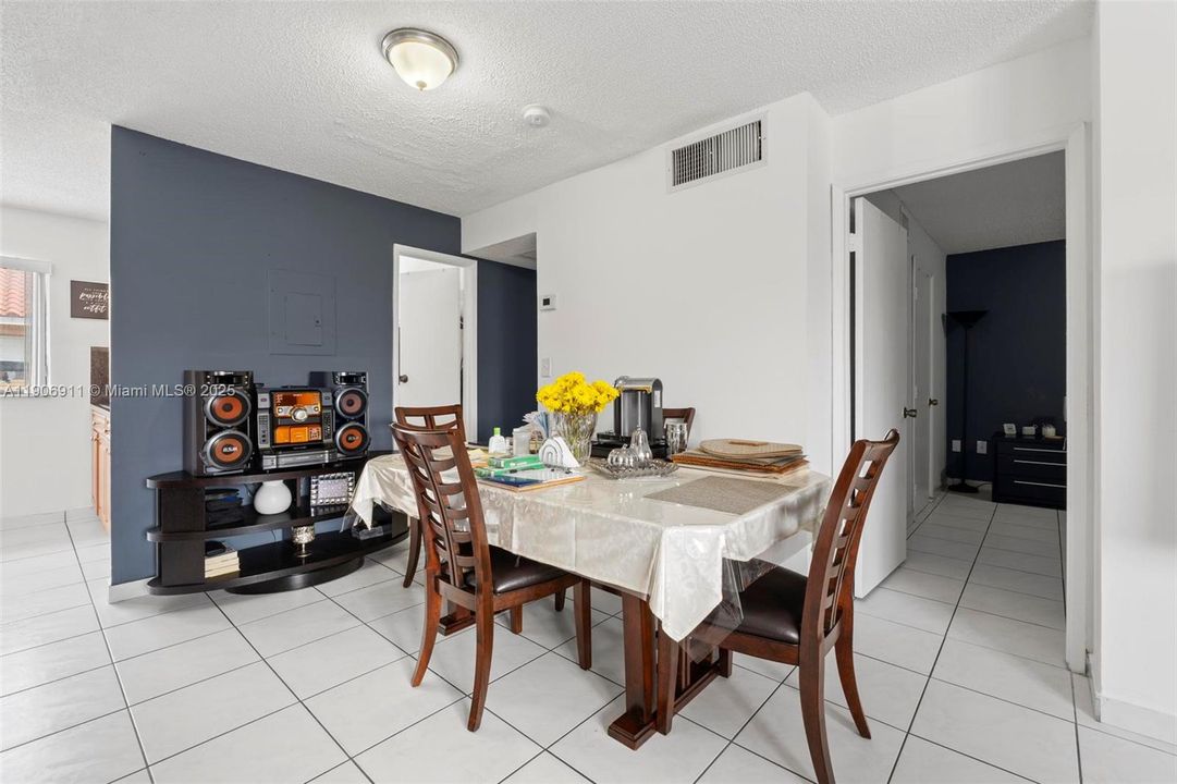 Active With Contract: $2,100 (2 beds, 2 baths, 755 Square Feet)