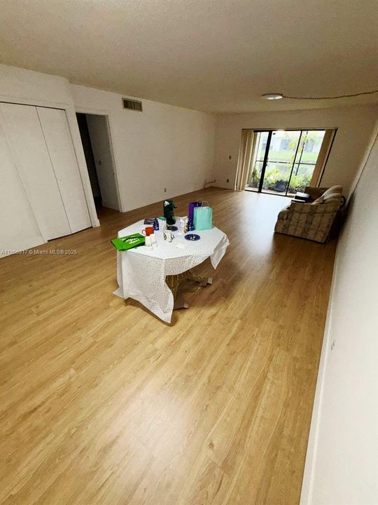 Activo con contrato: $289,000 (2 camas, 2 baños, 1256 Pies cuadrados)