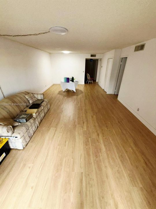 Activo con contrato: $289,000 (2 camas, 2 baños, 1256 Pies cuadrados)