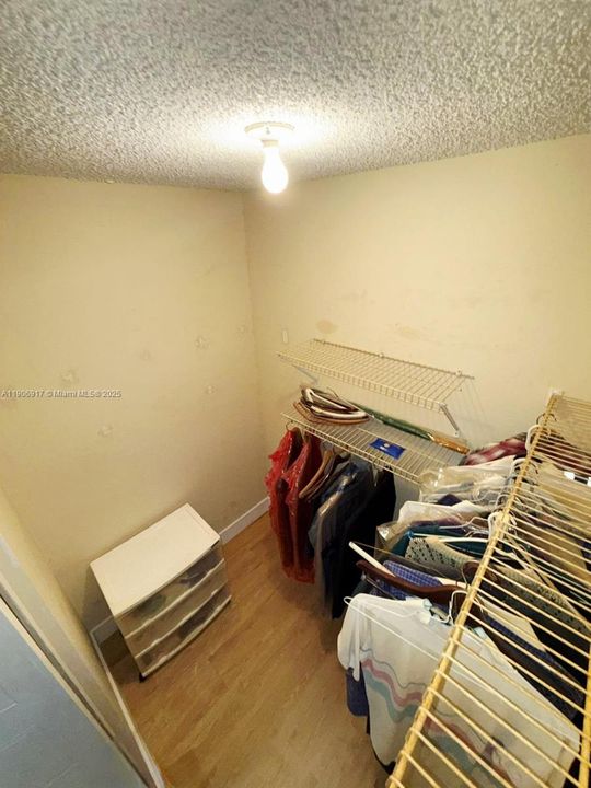 Activo con contrato: $289,000 (2 camas, 2 baños, 1256 Pies cuadrados)