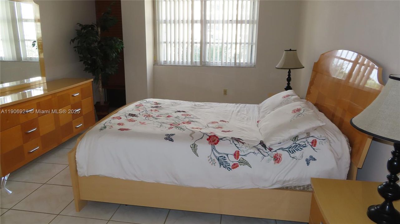 For Rent: $3,100 (1 beds, 2 baths, 824 Square Feet)