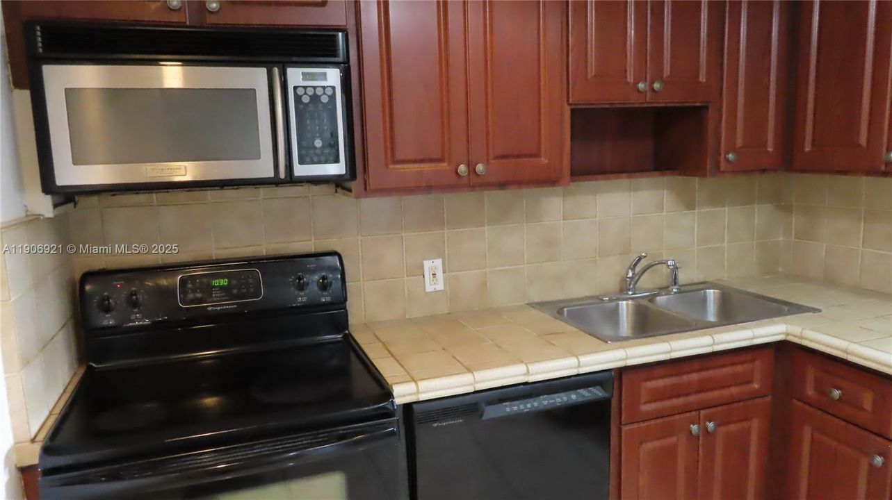 For Rent: $3,100 (1 beds, 2 baths, 824 Square Feet)