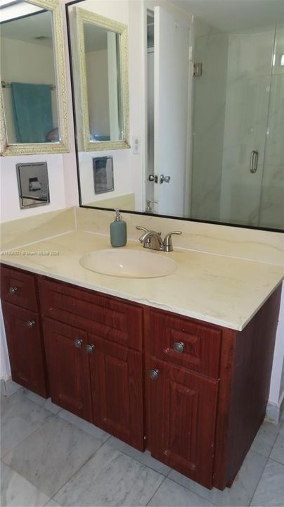 For Rent: $3,100 (1 beds, 2 baths, 824 Square Feet)