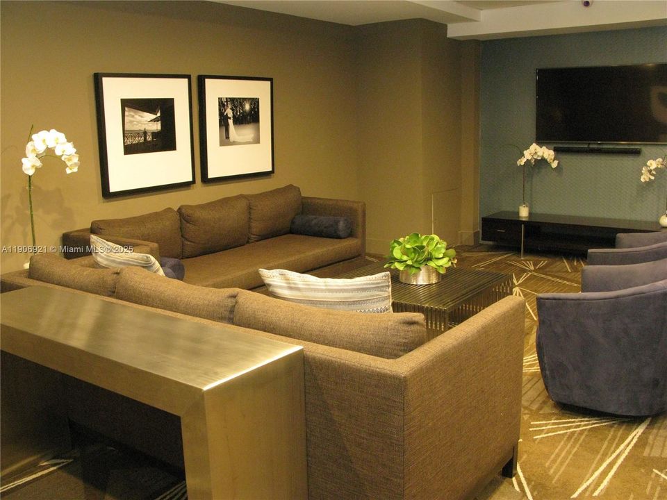 For Rent: $3,100 (1 beds, 2 baths, 824 Square Feet)