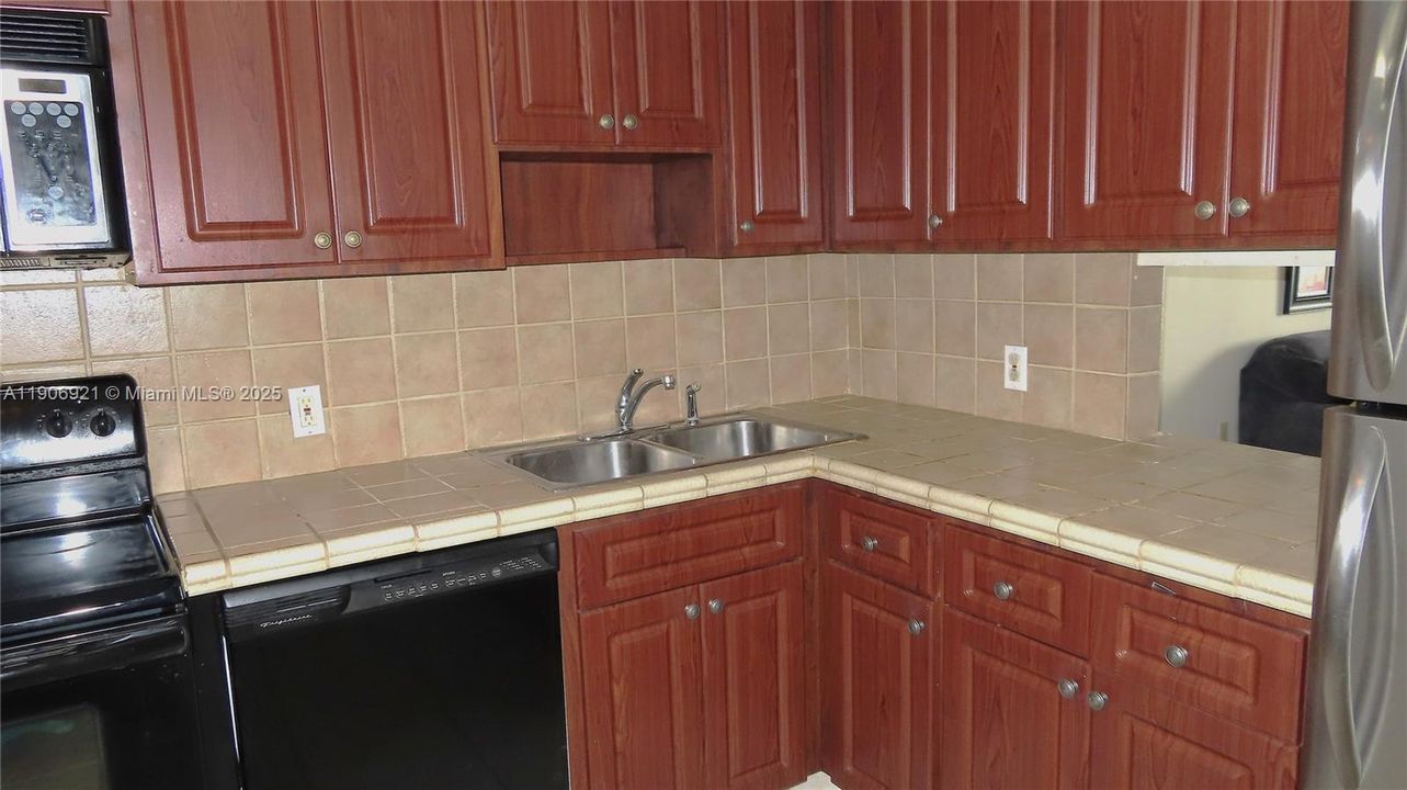 For Rent: $3,100 (1 beds, 2 baths, 824 Square Feet)