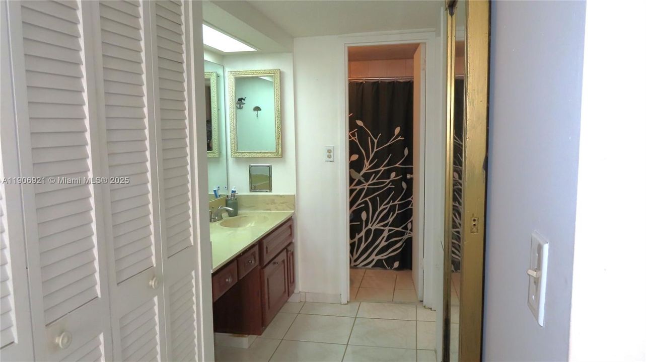 For Rent: $3,100 (1 beds, 2 baths, 824 Square Feet)