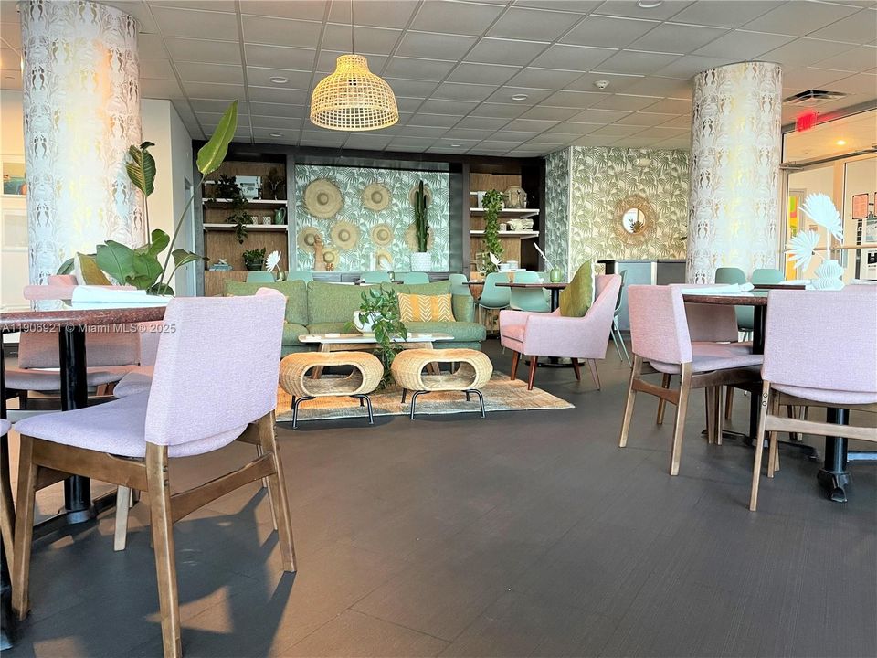 For Rent: $3,100 (1 beds, 2 baths, 824 Square Feet)