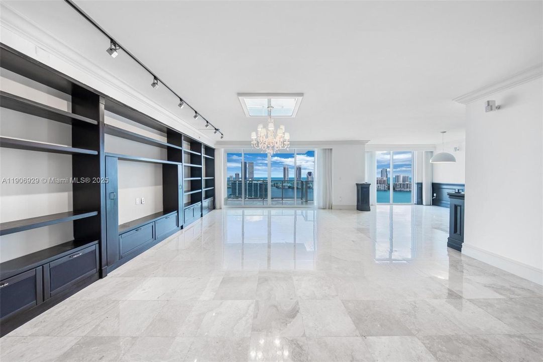 合同活跃: $11,000 (3 贝兹, 3 浴室, 3264 平方英尺)