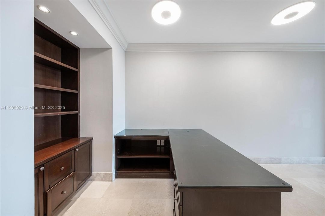 合同活跃: $11,000 (3 贝兹, 3 浴室, 3264 平方英尺)