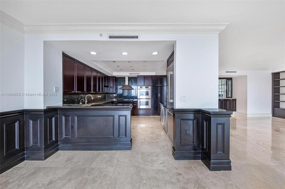 合同活跃: $11,000 (3 贝兹, 3 浴室, 3264 平方英尺)