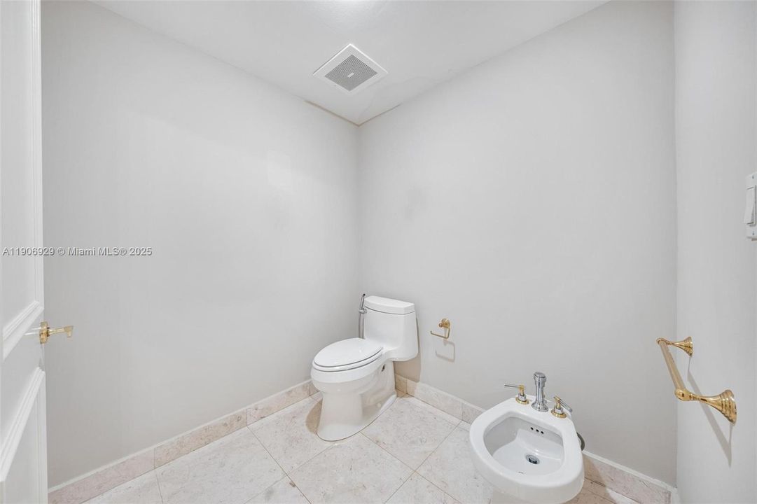 合同活跃: $11,000 (3 贝兹, 3 浴室, 3264 平方英尺)