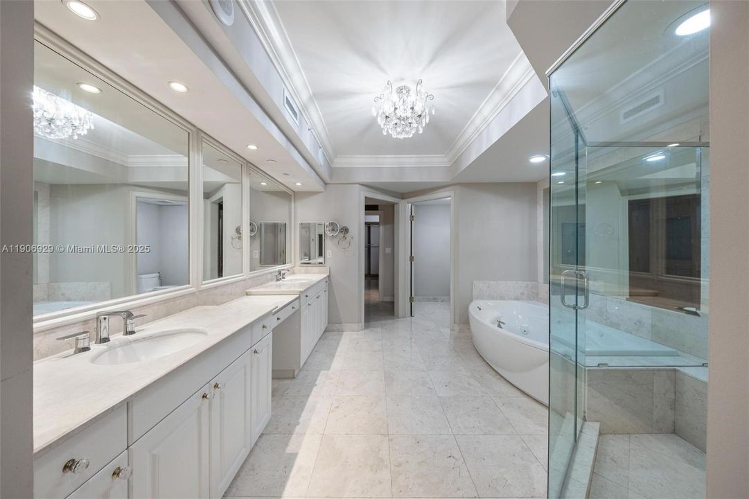 合同活跃: $11,000 (3 贝兹, 3 浴室, 3264 平方英尺)