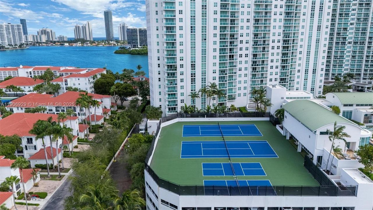 合同活跃: $11,000 (3 贝兹, 3 浴室, 3264 平方英尺)