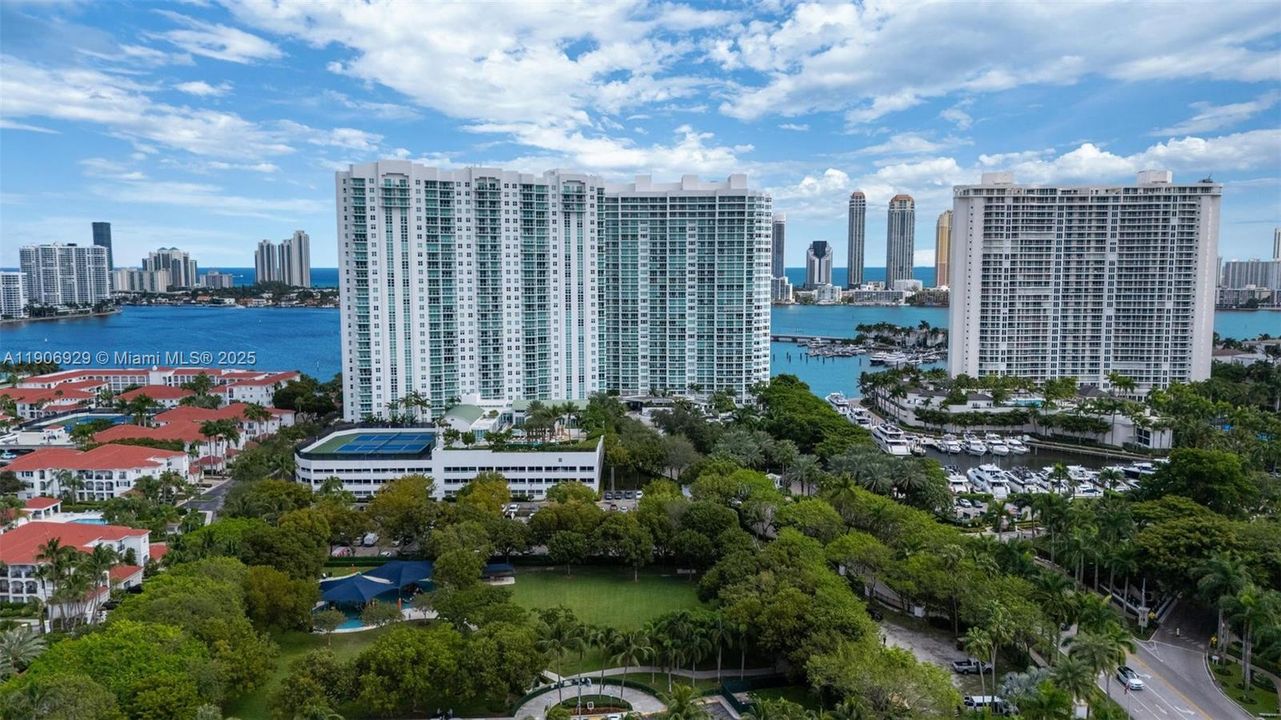 合同活跃: $11,000 (3 贝兹, 3 浴室, 3264 平方英尺)