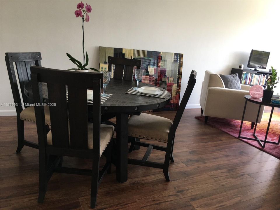 For Rent: $1,800 (1 beds, 1 baths, 1071 Square Feet)