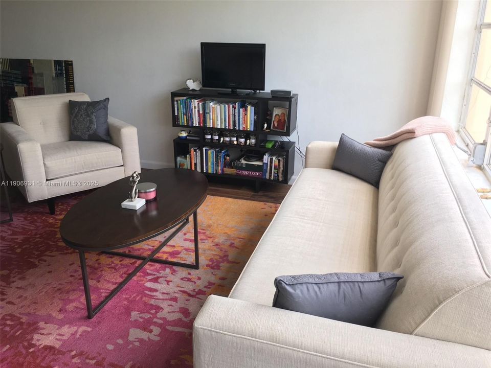 For Rent: $1,800 (1 beds, 1 baths, 1071 Square Feet)