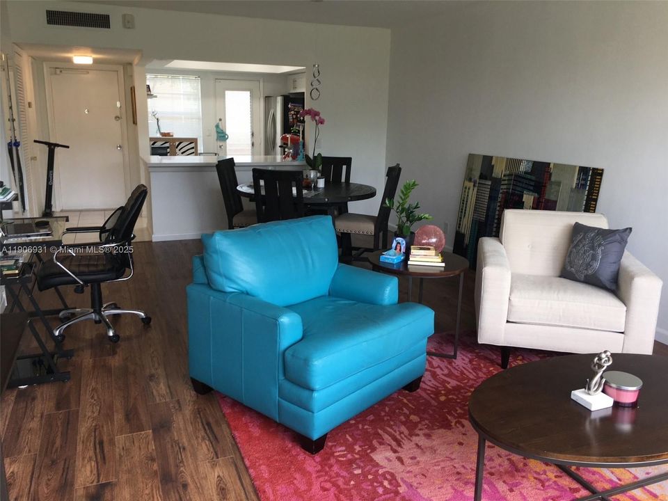 For Rent: $1,800 (1 beds, 1 baths, 1071 Square Feet)