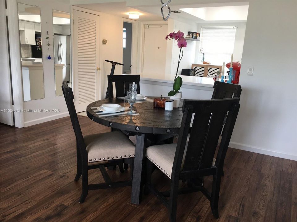 For Rent: $1,800 (1 beds, 1 baths, 1071 Square Feet)