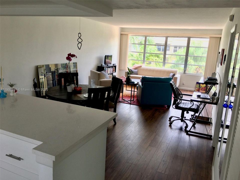 For Rent: $1,800 (1 beds, 1 baths, 1071 Square Feet)