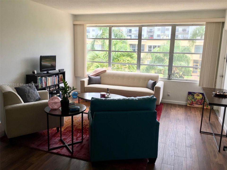 For Rent: $1,800 (1 beds, 1 baths, 1071 Square Feet)