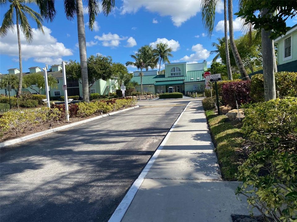 合同活跃: $1,580 (1 贝兹, 1 浴室, 595 平方英尺)