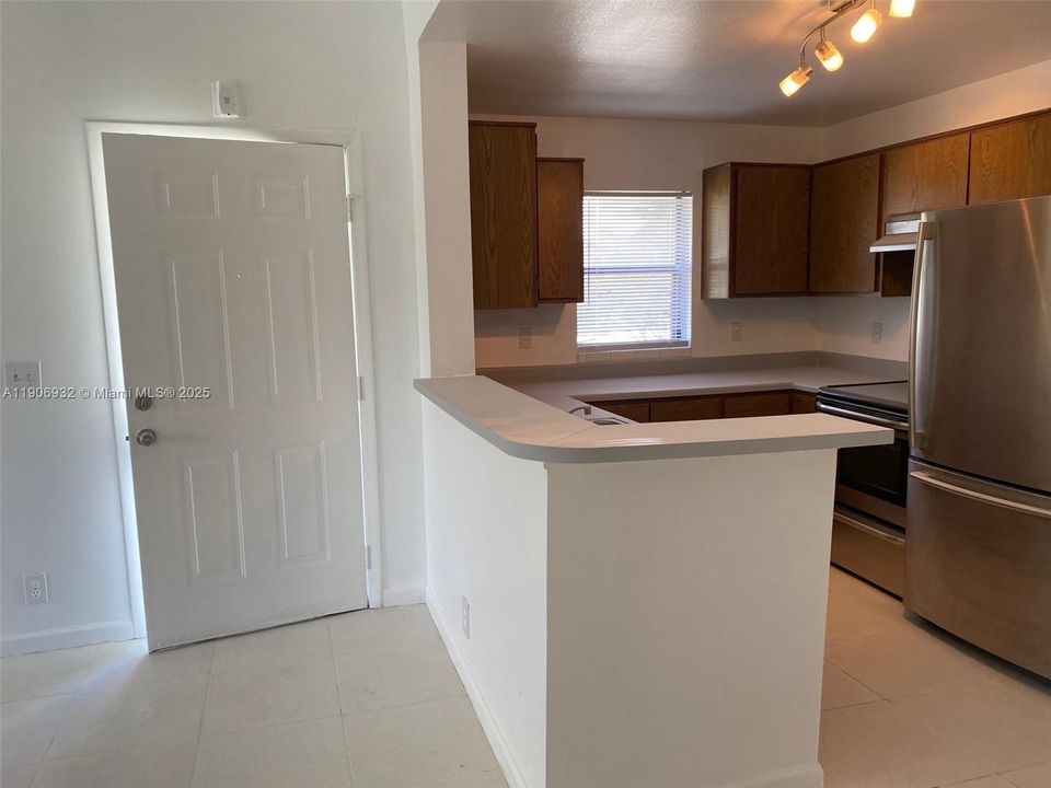 合同活跃: $1,580 (1 贝兹, 1 浴室, 595 平方英尺)