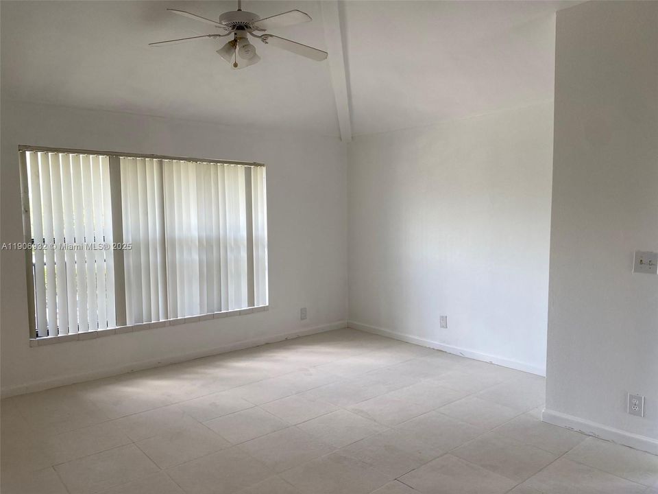 合同活跃: $1,580 (1 贝兹, 1 浴室, 595 平方英尺)